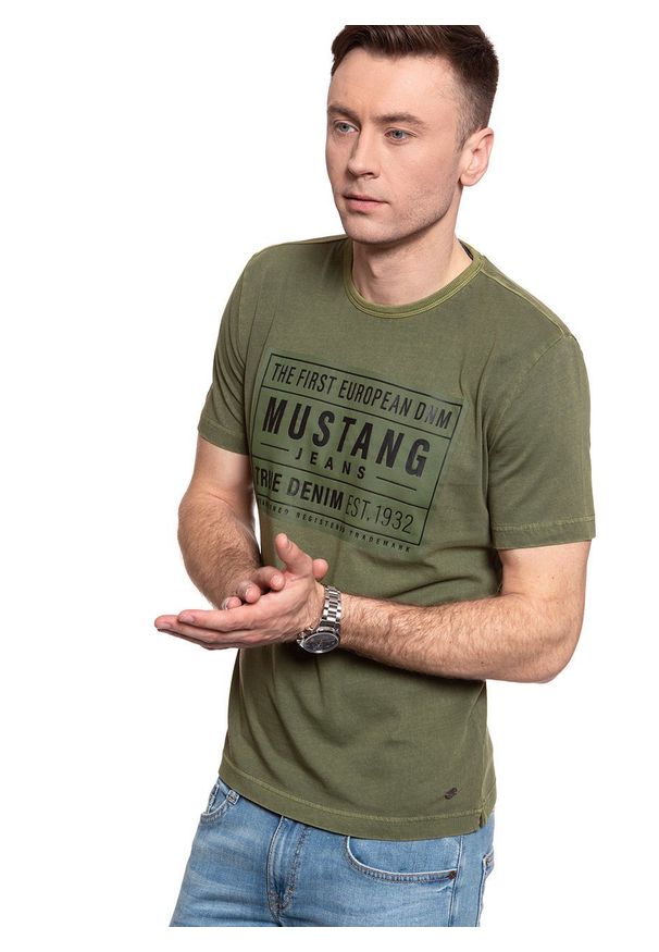 Mustang - MĘSKI T-SHIRT MUSTANG ALEX C PRINT 1009971 6348. Wzór: nadruk