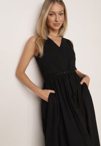 Born2be - Czarna Sukienka o Rozkloszowanym Kroju z Wiskozą i Bawełną z Paskiem Kelaliria. Okazja: na co dzień, na randkę. Kolor: czarny. Materiał: wiskoza, bawełna. Typ sukienki: proste. Styl: elegancki, casual #3