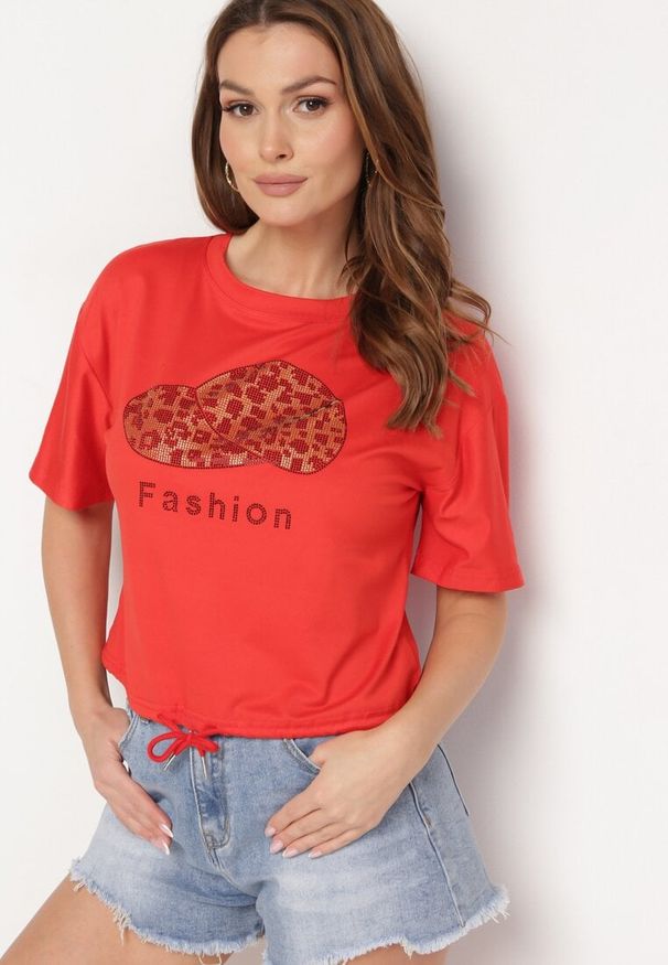Born2be - Czerwony T-shirt Ściągany na Dole Troczkiem z Cyrkoniami i Nadrukiem Moasstra. Okazja: na co dzień. Kolor: czerwony. Materiał: jeans. Wzór: nadruk. Styl: casual