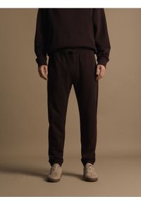 Reserved - Bawełniane spodnie dresowe - ciemnobrązowy. Kolor: brązowy. Materiał: bawełna, dresówka #1