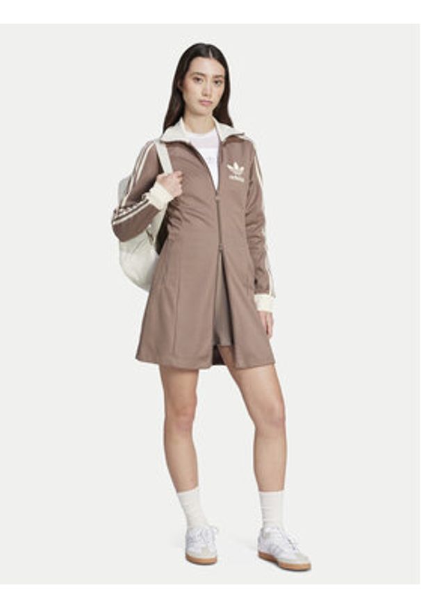 Adidas - adidas Sukienka dzianinowa adicolor 3-Stripes JC5779 Beżowy Regular Fit. Kolor: beżowy. Materiał: bawełna, syntetyk