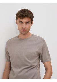 Reserved - Sweter z lyocellem - beżowy. Kolor: beżowy. Materiał: dzianina #1