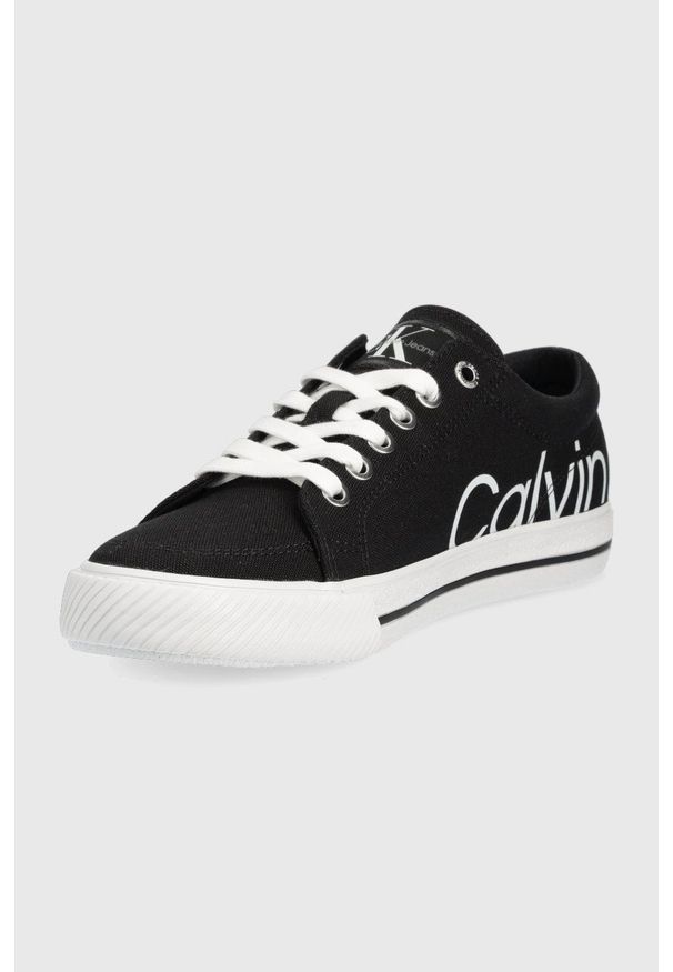 Calvin Klein Jeans tenisówki damskie kolor czarny. Nosek buta: okrągły. Zapięcie: sznurówki. Kolor: czarny. Materiał: materiał. Szerokość cholewki: normalna