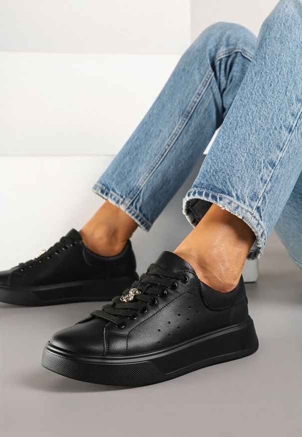 Renee - Czarne Sneakersy Skórzane z Metaliczną Aplikacją i Perforacją Xalzeki. Okazja: na co dzień. Kolor: czarny. Materiał: skóra. Wzór: aplikacja
