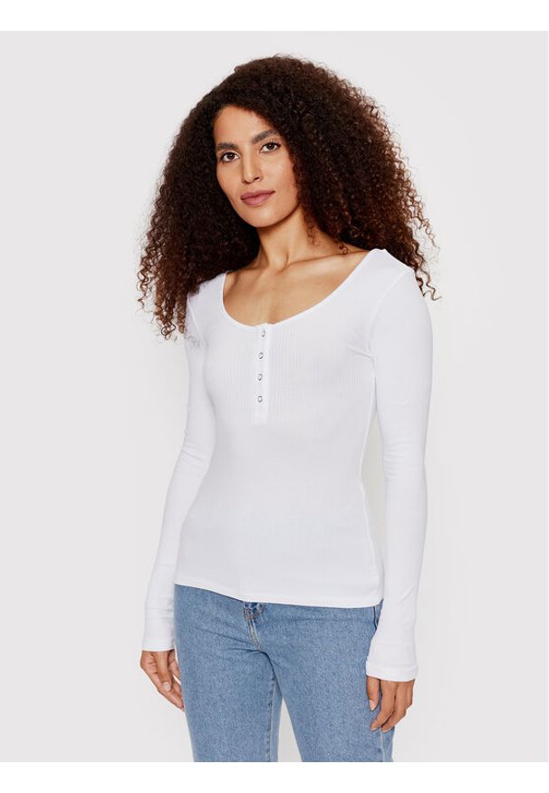 Pieces Bluzka Kitte 17101437 Biały Slim Fit. Kolor: biały. Materiał: bawełna