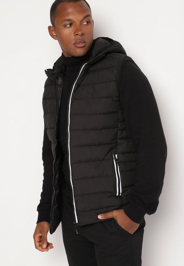 Born2be - Czarna Kamizelka z Odpinanym Kapturem i Odblaskiem Atteleen. Okazja: na spotkanie biznesowe, na co dzień. Kolor: czarny. Styl: elegancki, casual, biznesowy