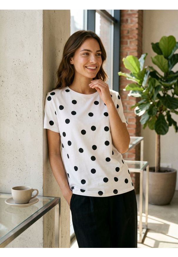 Sinsay - Bawełniana koszulka w kropki - biały. Kolor: biały. Materiał: bawełna. Wzór: kropki