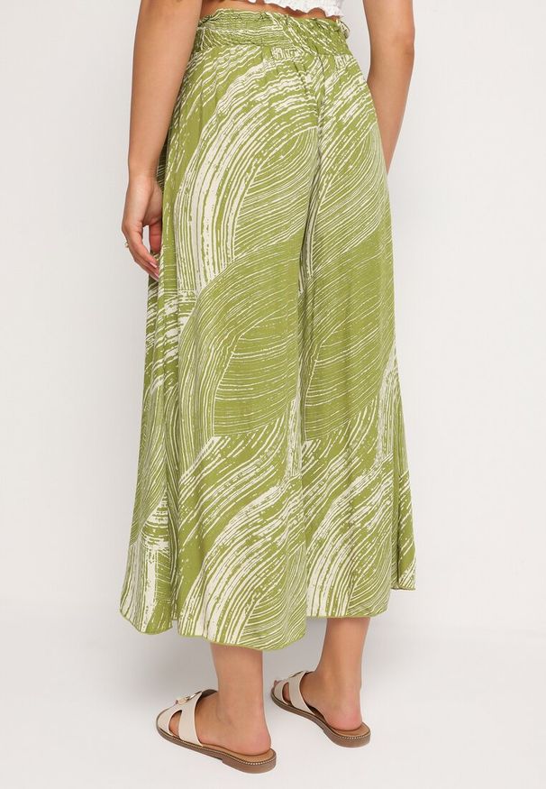 Born2be - Zielone Wiskozowe Spodnie 7/8 o Szerokim Kroju z Wysokim Stanem i Gumką w Talii Risalinse. Stan: podwyższony. Kolor: zielony. Materiał: wiskoza. Styl: elegancki