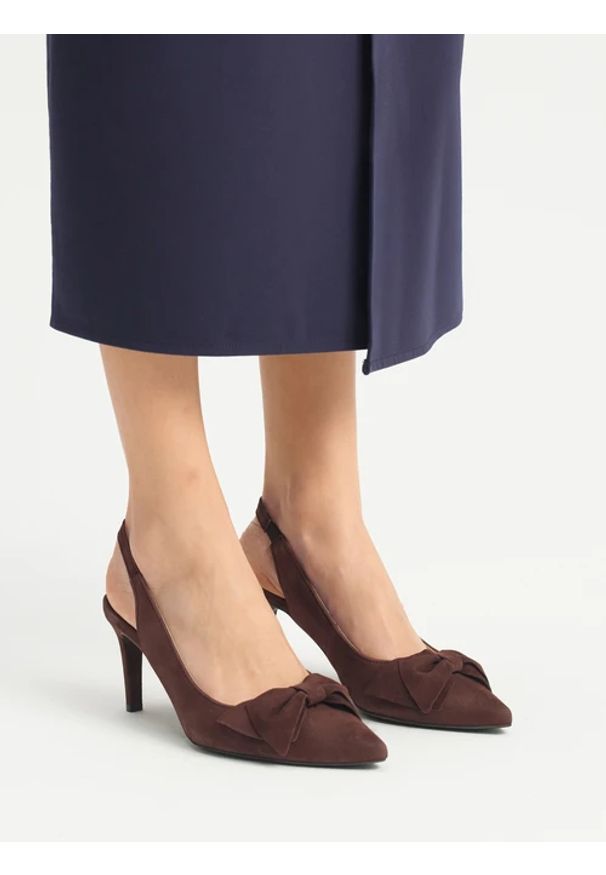 Ryłko - Welurowe czółenka typu slingback z kokardą. Kolor: brązowy. Materiał: skóra, welur. Szerokość cholewki: normalna. Obcas: na obcasie. Styl: street. Wysokość obcasa: średni