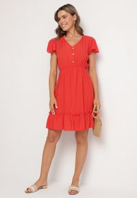 Born2be - Czerwona Rozkloszowana Bawełniana Sukienka z Guzikami i Falbanami Natinema. Okazja: na co dzień. Typ kołnierza: dekolt w serek. Kolor: czerwony. Materiał: bawełna. Sezon: lato. Styl: casual #3