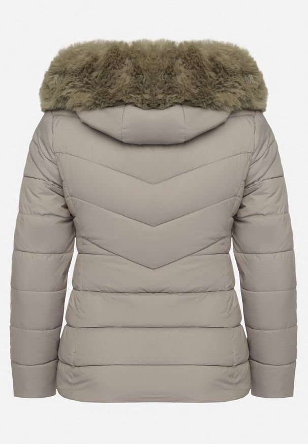 Born2be - Ciemnozielona Pikowana Kurtka z Odpinanym Kapturem z Futerkiem Savessia. Okazja: na spacer. Kolekcja: plus size. Kolor: zielony. Materiał: futro. Wzór: aplikacja. Styl: elegancki