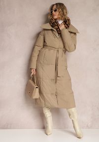 Renee - Ciemnobeżowa Kurtka za Kolano Pikowana Chadi. Kolor: beżowy. Materiał: jeans, tkanina. Sezon: zima. Styl: klasyczny, elegancki #5
