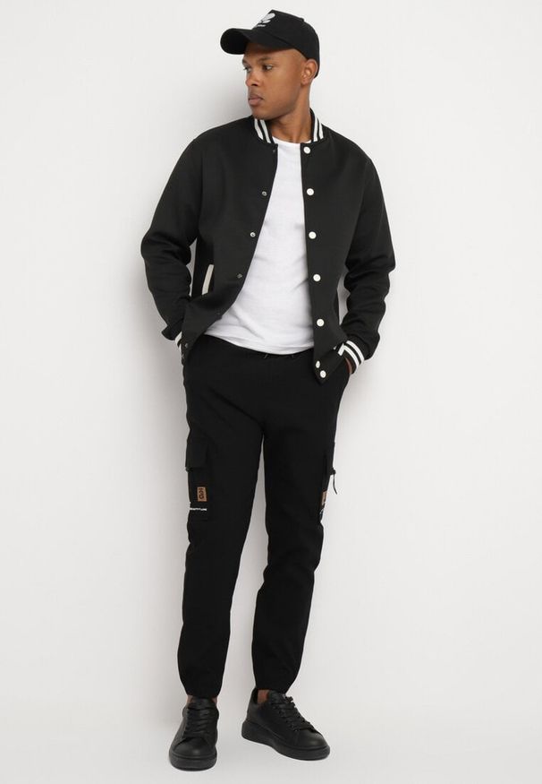 Born2be - Czarne Spodnie Cargo z Bawełną Ozdobione Ściągaczami Terileia. Okazja: na co dzień. Kolor: czarny. Materiał: bawełna. Wzór: aplikacja. Styl: casual, elegancki