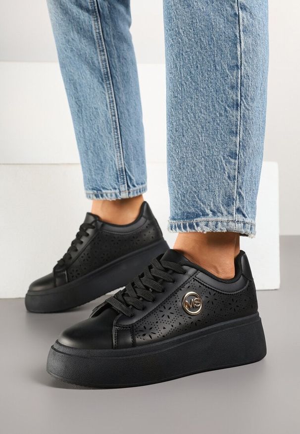 Renee - Czarne Sneakersy na Platformie z Ażurowym Zdobieniem i Aplikacją Dalirnna. Okazja: na co dzień. Kolor: czarny. Materiał: jeans. Wzór: aplikacja, ażurowy. Obcas: na platformie