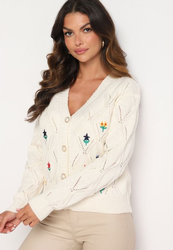 Born2be - Jasnobeżowy Kardigan z Wełną Ozdobiony Kwiatowymi Naszywkami Justinae. Okazja: na co dzień. Typ kołnierza: dekolt w serek. Kolor: beżowy. Materiał: wełna. Długość rękawa: długi rękaw. Długość: długie. Wzór: aplikacja, kwiaty. Styl: wizytowy, casual, klasyczny, elegancki