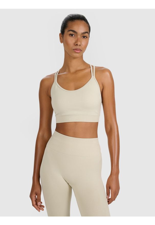 4f - 4F Biustonosz treningowy z niskim wsparciem - beżowy M/L. Kolor: beżowy. Materiał: elastan, włókno, syntetyk, materiał, jersey. Rodzaj stanika: wyciągane miseczki. Wzór: gładki, ze splotem. Sport: fitness, joga i pilates