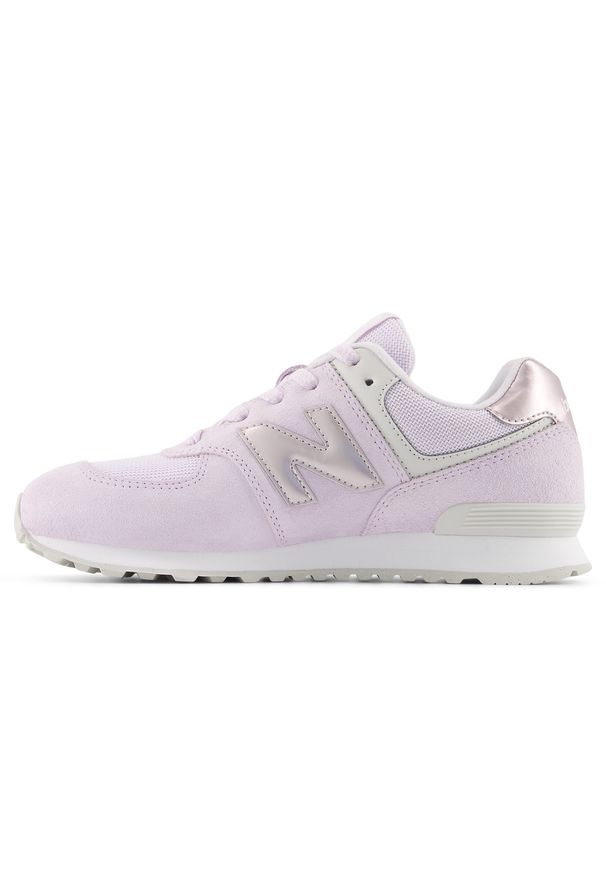 Buty dziecięce New Balance G5745LP – fioletowe. Okazja: na co dzień, na uczelnię. Kolor: fioletowy. Materiał: syntetyk, materiał, zamsz. Szerokość cholewki: normalna. Model: New Balance 574. Sport: turystyka piesza