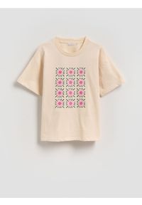 Reserved - Luźny t-shirt z haftem - kremowy. Kolor: kremowy. Materiał: bawełna. Wzór: haft #1