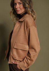 Born2be - Beżowa Kurtka Przejściowa Bomberka z Imitacji Zamszu z Kołnierzykiem Ervila. Okazja: na co dzień. Kolor: beżowy. Materiał: zamsz. Długość: krótkie. Sezon: jesień. Styl: casual #3