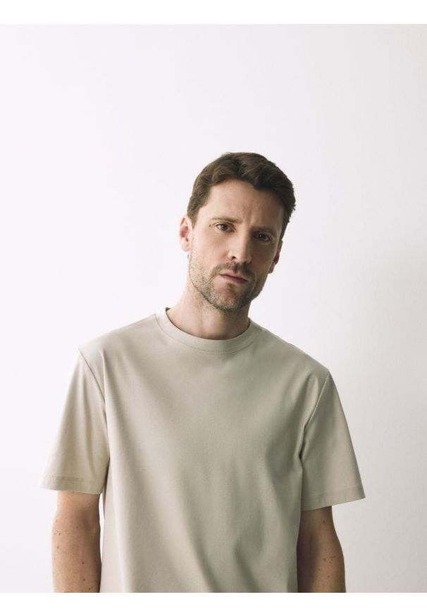 Reserved - T-shirt regular z merceryzowanej bawełny - beżowy. Kolor: beżowy. Materiał: bawełna