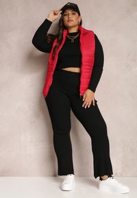 Renee - Czerwona Kamizelka Pikowana z Kapturem Rithe. Typ kołnierza: kaptur. Kolekcja: plus size. Kolor: czerwony. Materiał: materiał. Styl: sportowy #4