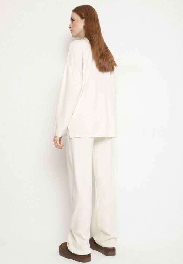 Born2be - Biały Dzianinowy Komplet z Wełną Spodnie i Sweter Tesira. Kolor: biały. Materiał: dzianina, wełna