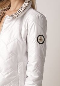 Born2be - Biała Dwustronna Kurtka Pikowana Ozdobiona Naszywką i Panterką Nemopis. Okazja: na co dzień. Kolor: biały. Materiał: jeans. Wzór: motyw zwierzęcy, aplikacja. Styl: casual #3