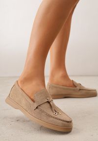Born2be - Ciemnobeżowe Lekkie Mokasyny VICES z Metalowymi Ozdobami i Skórzaną Wkladką Adrialee. Nosek buta: okrągły. Kolor: beżowy. Materiał: skóra. Wzór: aplikacja. Obcas: na obcasie. Styl: klasyczny. Wysokość obcasa: niski #1