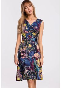 Sukienki.shop - Sukienka w kwiaty z kopertowym dekoltem granatowa. Okazja: na randkę, na urodziny, na imprezę. Kolor: niebieski. Materiał: dzianina, elastan, materiał. Wzór: kwiaty. Typ sukienki: kopertowe. Styl: elegancki, klasyczny. Długość: midi #2