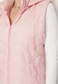 Born2be - Różowa Kamizelka Pikowana z Odpinanym Kapturem Ariluna. Okazja: na co dzień. Kolor: różowy. Materiał: jeans. Styl: casual, elegancki, sportowy #6
