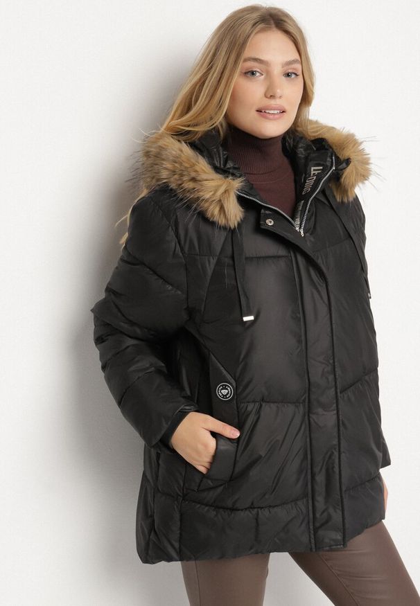 Born2be - Czarna Kurtka z Pikowanymi Przeszyciami i Kapturem z Futerkiem Anavite. Okazja: na co dzień, na spacer. Kolekcja: plus size. Kolor: czarny. Materiał: futro. Styl: casual