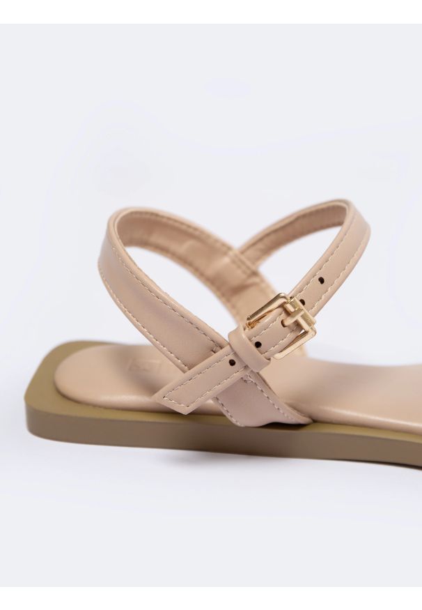 Big-Star - Sandały damskie beżowe NN274028 801. Kolor: beżowy. Materiał: skóra, syntetyk, jeans. Sezon: lato. Obcas: na płaskiej podeszwie. Styl: retro, elegancki