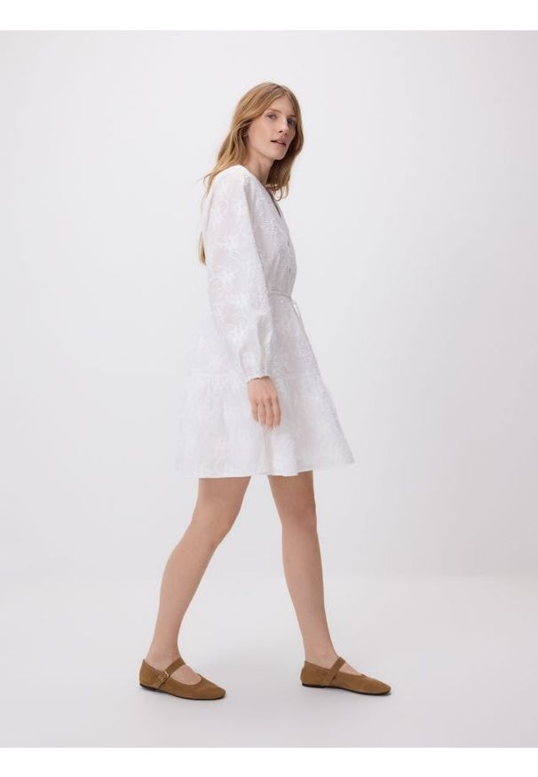 Reserved - Sukienka z haftem - biały. Kolor: biały. Materiał: tkanina, bawełna. Wzór: haft