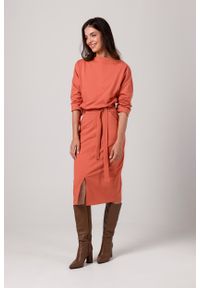MOE - Dzianinowa Sukienka Midi z Paskiem - Ceglasta. Kolor: czerwony. Materiał: dzianina. Długość: midi #1