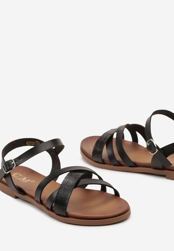 Born2be - Czarne Płaskie Sandały z Ekoskóry Zapinane przy Kostce Ollilas. Kolor: czarny. Styl: elegancki