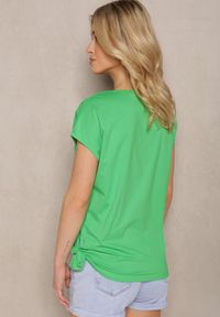 Renee - Zielony Bawełniany T-shirt z Nadrukiem i Ozdobnym Wiązaniem na Dole Baxena. Okazja: do pracy, na co dzień. Kolor: zielony. Materiał: bawełna. Wzór: nadruk. Styl: casual, elegancki #3