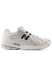 Buty unisex New Balance U1906RCM – białe. Kolor: biały. Materiał: guma, syntetyk, materiał. Szerokość cholewki: normalna. Sport: turystyka piesza