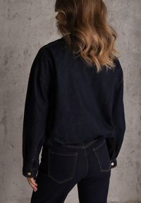 Renee - Granatowa Przejściowa Kurtka Jeansowa Balloon z Bawełny z Kołnierzykiem Abijena. Kolor: niebieski. Materiał: bawełna, jeans. Wzór: koronka. Styl: elegancki, wizytowy #4