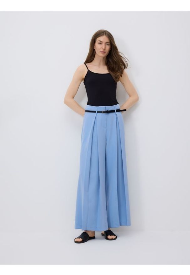 Reserved - Spodnie z zakładkami - jasnoniebieski. Kolor: niebieski. Materiał: wiskoza, tkanina