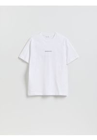 Reserved - T-shirt regular z nadrukiem na plecach - biały. Kolor: biały. Materiał: bawełna, dzianina. Wzór: nadruk #1