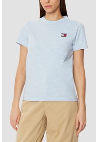 Tommy Jeans - TOMMY JEANS Błękitny damski t-shirt z małym logo, Rozmiar M. Kolor: niebieski
