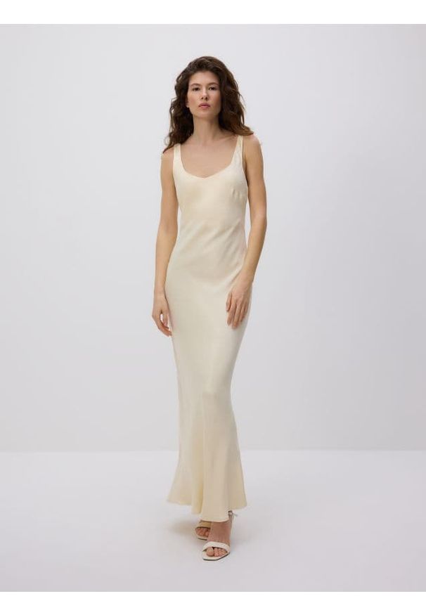 Reserved - Błyszcząca sukienka maxi - jasnożółty. Kolor: żółty. Materiał: wiskoza. Długość: maxi