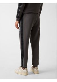 Guess Spodnie materiałowe 146279 Szary Regular Fit. Kolor: szary. Materiał: materiał #3