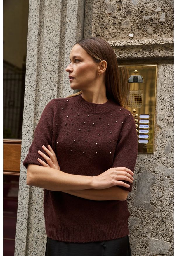 MOODO - Sweter z krótkimi rękawami burgundowy. Kolor: czerwony. Materiał: akryl, elastan, poliester. Długość rękawa: krótki rękaw. Długość: krótkie