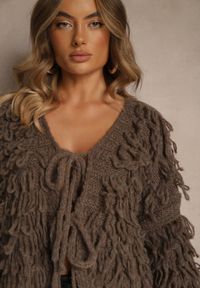 Renee - Jasnobrązowy Kardigan z Wiązaniem i Frędzlami z Domieszką Wełny i Wiskozy Tiseana. Okazja: na co dzień. Typ kołnierza: dekolt w serek. Kolor: brązowy. Materiał: wełna, wiskoza. Styl: casual #6