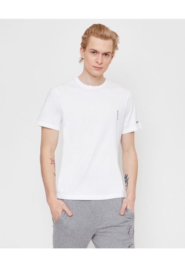 MONCLER - Biała koszulka z krótkim rękawem. Kolor: biały. Materiał: jeans, dresówka, bawełna. Długość rękawa: krótki rękaw. Długość: krótkie. Wzór: aplikacja, nadruk