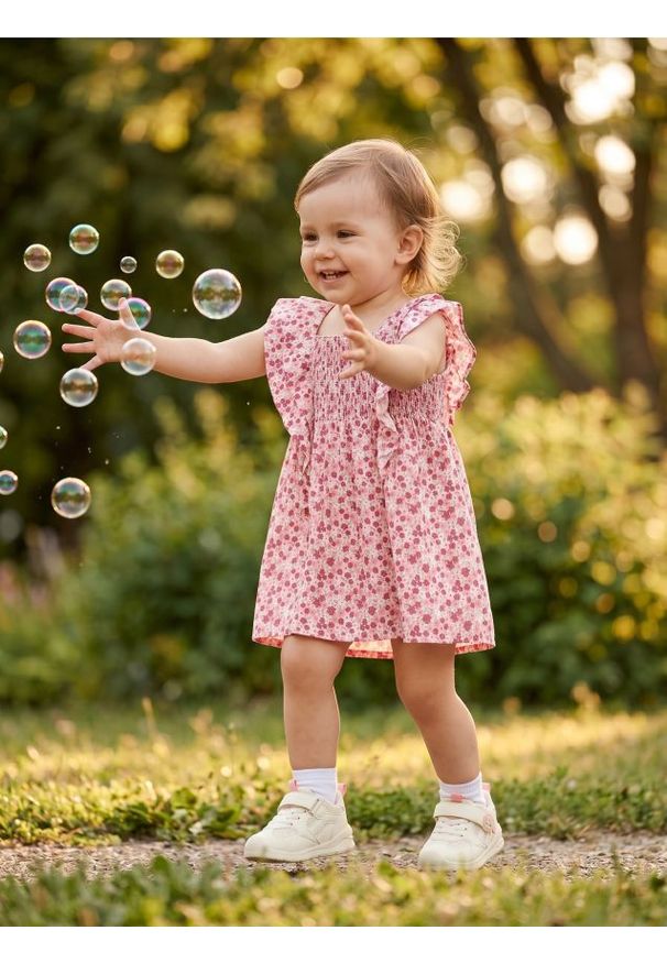 Sinsay - Sukienka w kwiatowy wzór z marszczeniami - biały. Kolor: biały. Wzór: kwiaty