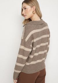 Born2be - Beżowy Sweter w Paski z Wełną i Dekoltem z Kołnierzykiem Tevana. Okazja: na co dzień. Typ kołnierza: dekolt w serek. Kolor: beżowy. Materiał: wełna. Wzór: paski. Styl: elegancki, casual, klasyczny #6