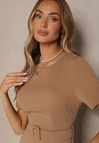 Renee - Ciemnobeżowa Sukienka o Rozkloszowanym Kroju z Ozdobnym Paskiem Desiliena. Okazja: na co dzień. Kolor: beżowy. Materiał: denim. Typ sukienki: rozkloszowane. Styl: klasyczny, casual, elegancki #4