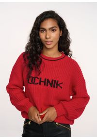 Ochnik - Czerwony sweter damski z logo OCHNIK. Kolor: czerwony. Materiał: materiał. Długość: długie. Wzór: napisy. Styl: elegancki #1